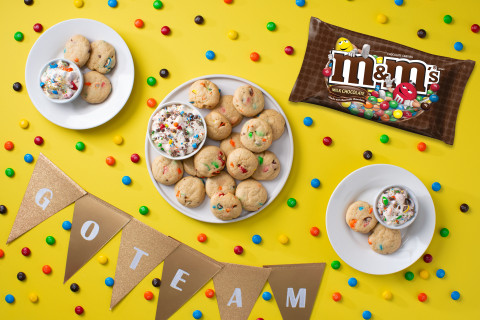 M&M'S Milk Chocolate Candy Full Size Bulk Pack (1.69 oz., 48 ct.) —  wholesale-americas