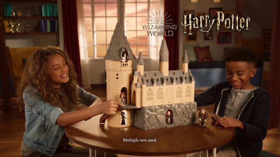 HARRY POTTER - CHÂTEAU DE POUDLARD DELUXE MAGICAL MINIS WIZARDING WORLD -  Château Poudlard 60 cm Interactif Avec Sons et Lumières, 3 Figurines et 22