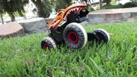 Hot Wheels Monster Trucks, Remote Control Car, Monster Truck Toy with  All-Terrain Wheels, 1:15 Scale Unstoppable Tiger Shark RC