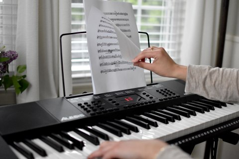 Alesis Melody Piano clavier 61 touches pour débutants avec haut-parleurs,  support, banc, écouteurs, microphone, support de partition, 300 sons et  cours de musique, noir