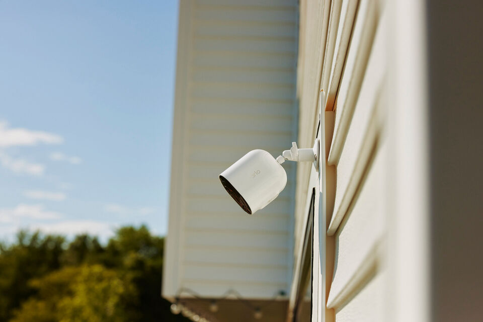 thumbnail video image 2 of Arlo Pro 5 - Network surveillance camera - indoor, outdoor - weather resistant - color (Day&Night) - 2688 x 1520 - audio - wireless - Wi-Fi, 2 of 7