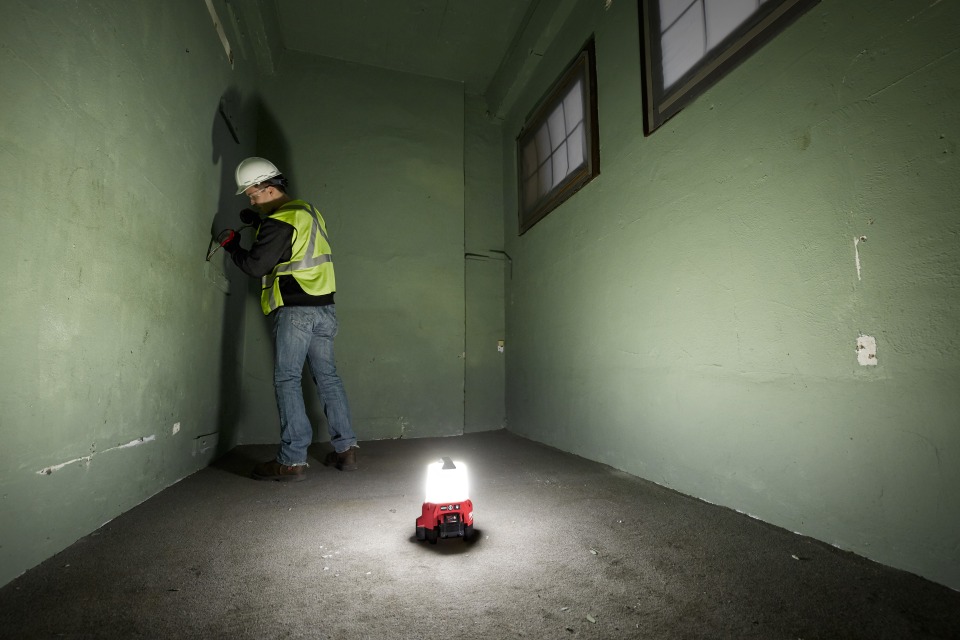 thumbnail image 2 of Milwaukee M28 28V Lithium-Ion Work Light (Bare Tool) – Model 49-24-0185, Xenon Bulb 2 of 6
