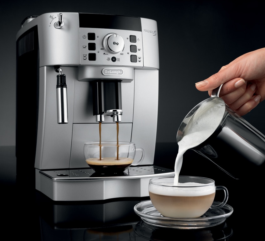 Delonghi Magnifica Automatic Espresso/cappuccino Machine, Coffee, Tea &  Espresso, Furniture & Appliances