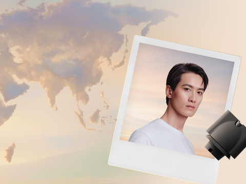 Clouds shaped like Asia, with a model and a Smoothing nozzle attachment.