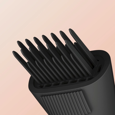 Two rows and lengths of angled teeth stretch and lengthen natural curls from root to tip.