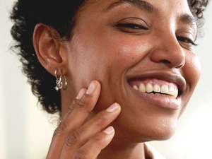 Serum quenches &amp; infuses moisture into skin to visibly reduce the look of pores for more even tone