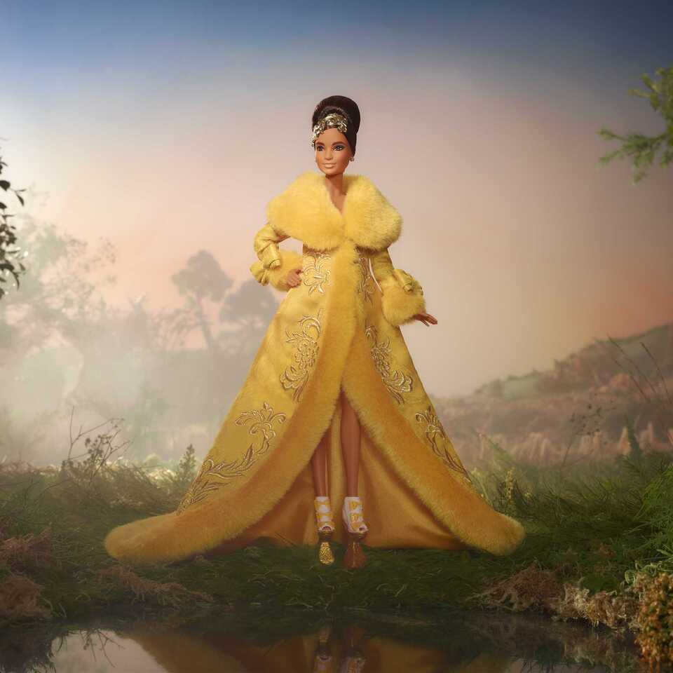 Guo Pei Barbie Doll sale Wearing Golden-Yellow Gown platinum lable barbie