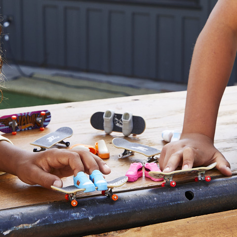  Hot Wheels Skate Tony Hawk Fingerboard & Removable Skate Shoes  Multipack, 4 Fully Assembled Boards, 2 Pairs of Skate Shoes, 1 Exclusive  Set (Styles May Vary) : Toys & Games