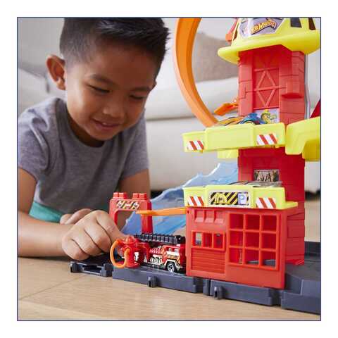 Hot Wheels City Super Loop Fire Station Playset & 1 Toy Firetruck