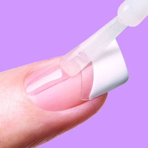 1. Apply Primer to the natural nail.