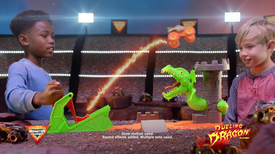 thumbnail video image 2 of Monster Jam, Dueling Dragon Playset with Exclusive Monster Truck, 2 of 10