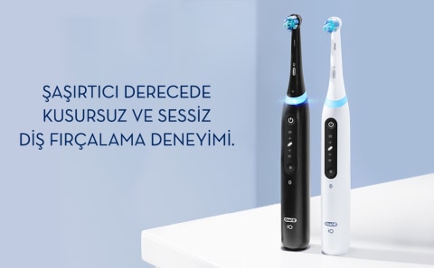 Kusursuz ve sessiz bir fırçalama deneyimi sunan beyaz ve siyah Oral-B iO 5 diş fırçası.