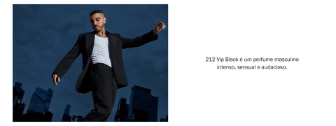 Rauw Alejandro vestindo terno preto andando com confiança ao ar livre, com arranha-céus de Nova York ao fundo, representando o estilo e atitude do perfume 212 VIP Black.