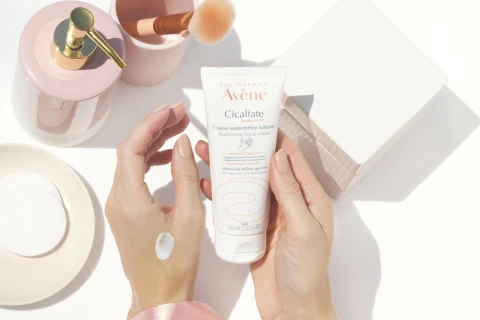 Rich, Restorative Hand Cream Relieves Dry, Cracked Hands 