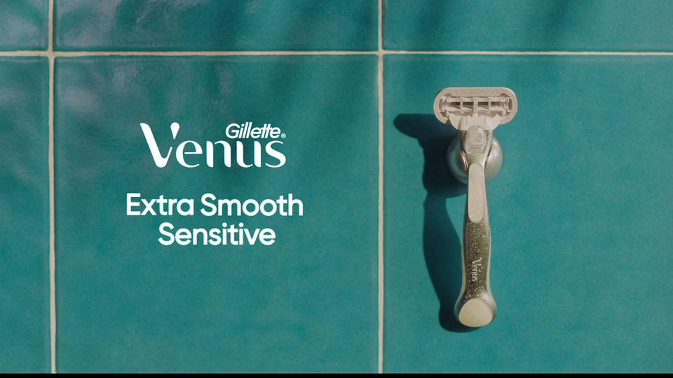 thumbnail video image 2 of Venus Deluxe Smooth Sensitive Razor for Women, 5 blades, Manual Razor, Handle + 2 Razor Blade Refills, Silver, 2 of 12