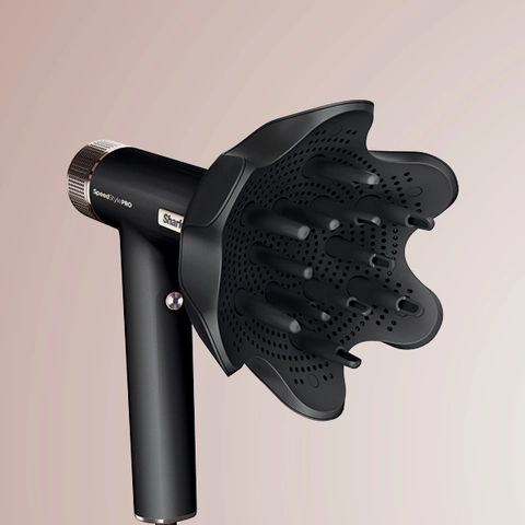 Pull off bouncy curls with retractable and extendable prongs built to create defined curls on all hair types. Best for wavy, curly, coily hair.