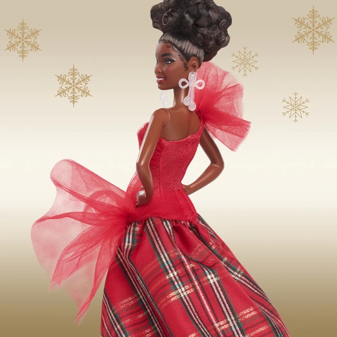 Barbie Signature Vacaciones 2024 - Muñeca Coleccionable Con Vestido De Cuadros Escoceses Y Lazo Rojo