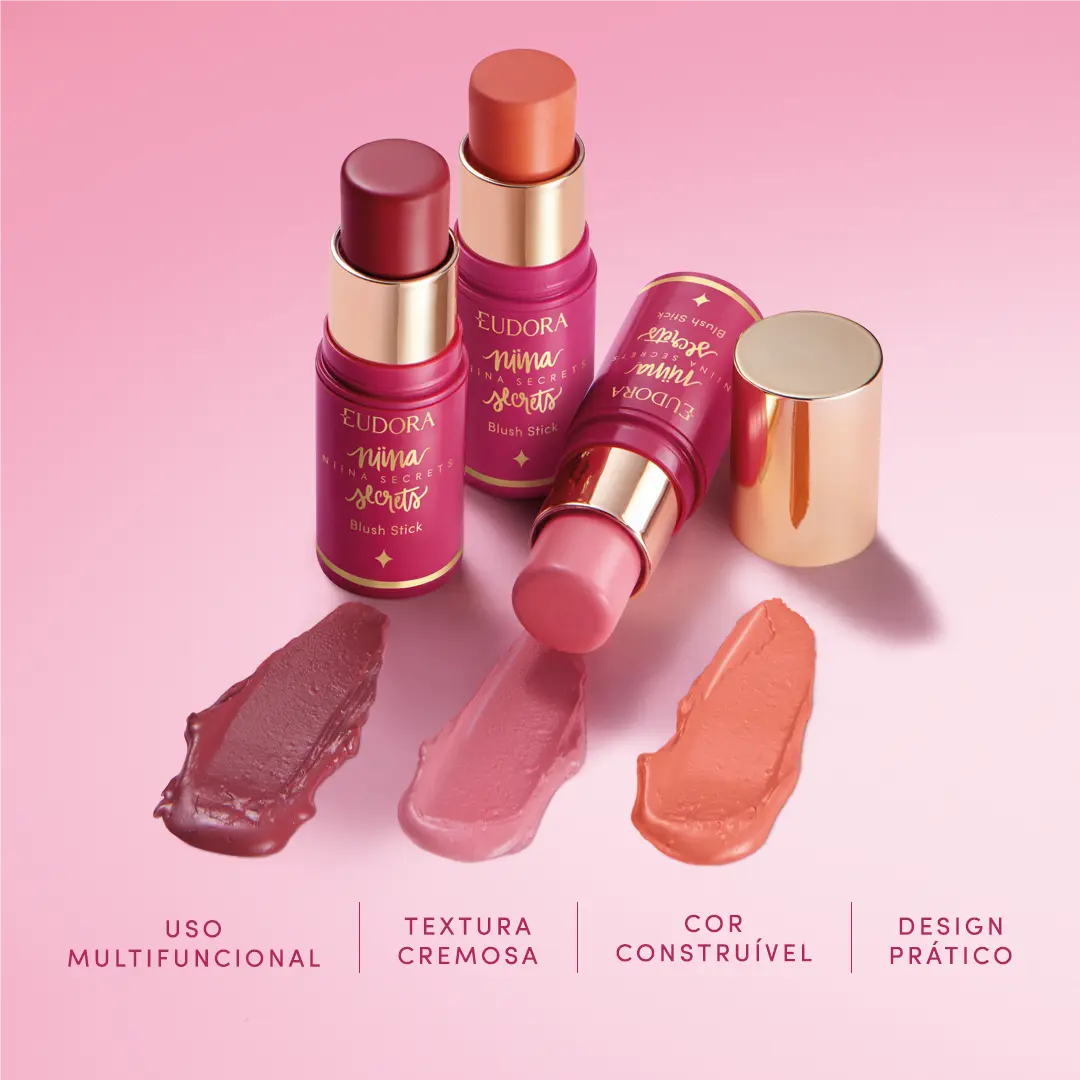 Imagem com três produtos do Blush Stick de cores diferentes dispostas em posições abertas. Abaixo, os claims: Uso multifuncional; Textura cremosa; Cor construível; Design prático.