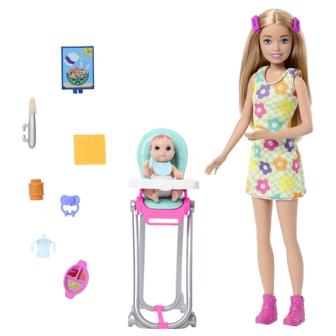 Help Skipper™ babysit with this 10+ Piece mealtime playset!