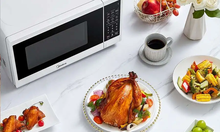 Midea 0.7-cu ft 700 Watts Compact White Microwave with 6 Quick