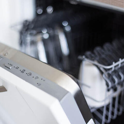 Convenient cleaning with Rinse Cycle and removable dishwasher-safe parts.