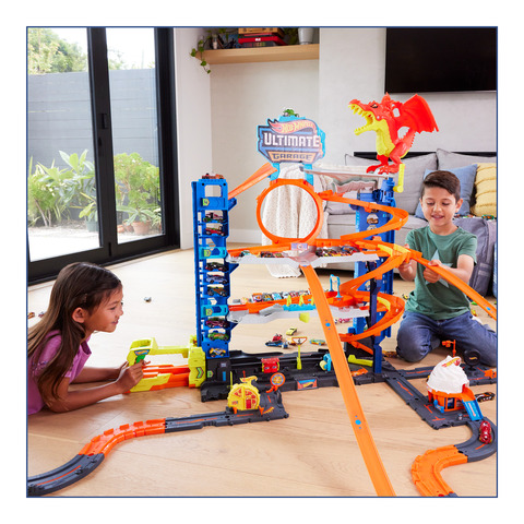  Hot Wheels Ultimate Garage Track Set with 2 Toy Cars, Hot Wheels  City Playset with Multi-Level Side-by-Side Racetrack, Moving T-Rex Dino & Hot  Wheels Storage for 100+ 1:64 Scale ( Exclusive) 