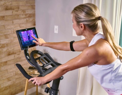 10&quot; HD Touchscreen with Real-Time Workout Stats