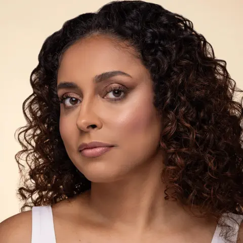 Gif de Antes e Depois para mostrar o efeito do produto na pele.