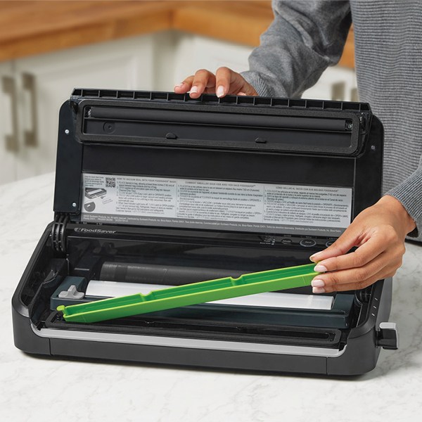 FoodSaver Vacuum Sealing System with Handheld Sealer Attachment