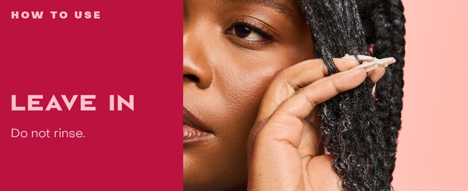Image of a woman's hands combing her curly hair, next to the indication to leave in the product.