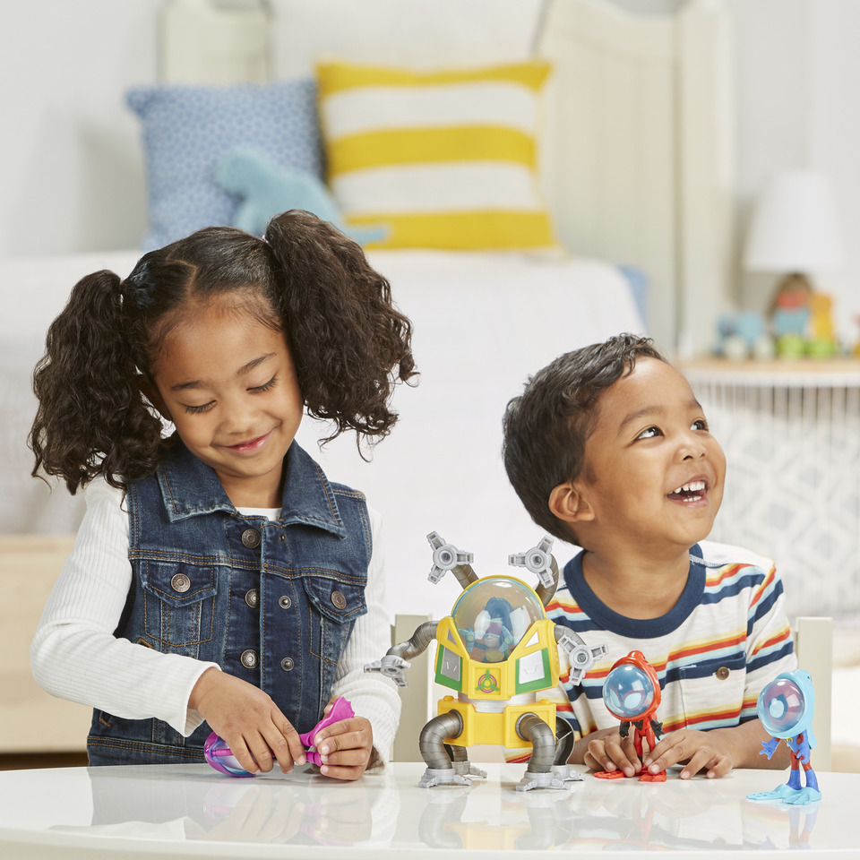 thumbnail video image 2 of Marvel Spidey and His Amazing Friends Underwater Webs Adventure Playset, 4 Action Figures, 2 of 12