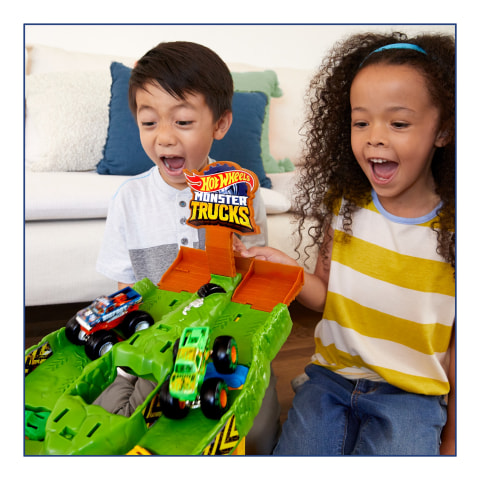 Hot Wheels Monster Trucks Toys, Wreckin' Raceway Playset with Monster  Trucks Bigfoot & Gunkster, Convenient Storage, Gift for Kids​​, HGV12