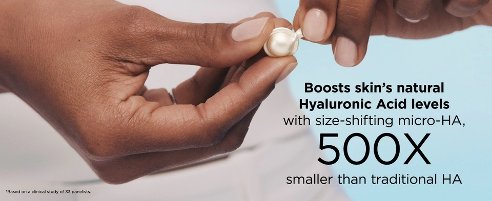 Model twisting Elizabeth Arden Hyaluronic Acid + Peptides Ceramide Capsule