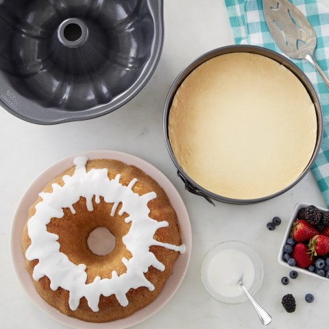 Wilton Perfect Results Oblong Cake Pan with Lid and Cutter, 3-Piece Se —  Cake and Candy Supply