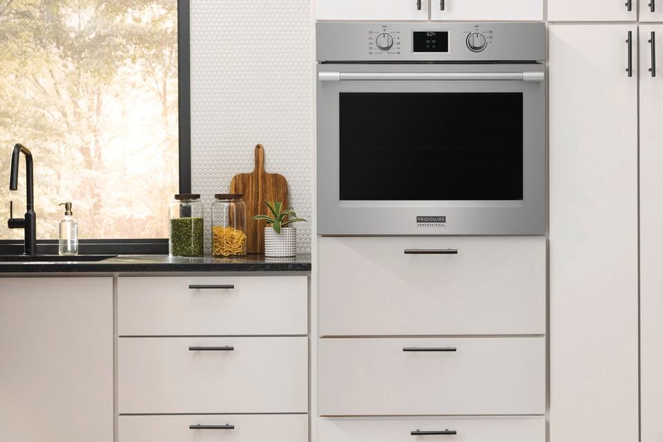 Cuisinière à induction encastrée de 30 po série 800 de Bosch, four de 4,6  pi³, acier inoxydable noir