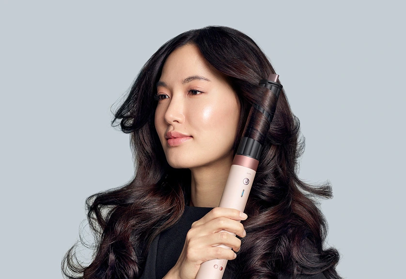 Model using Dyson Airwrap Co-anda2x with the 1.6 inch Co-anda2x curling barrel