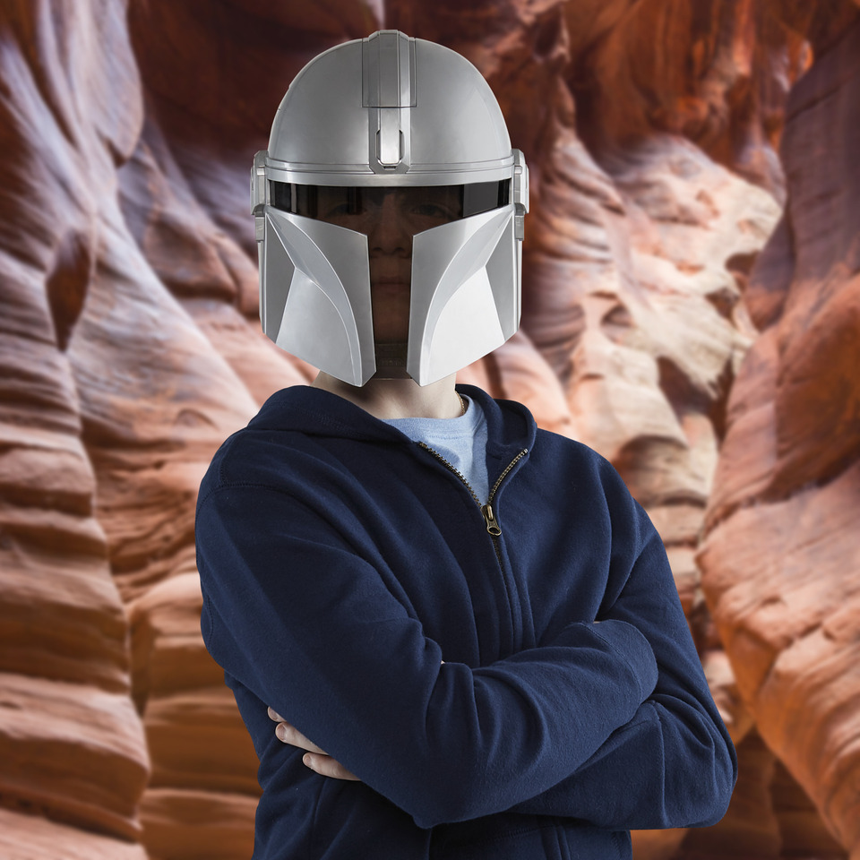 Star Wars Toys The Mandalorian Electronic Mask, The Mandalorian Costume  Accessory with Phrases and SFX, Ages 5 and Up 