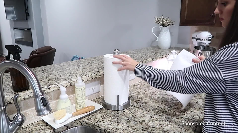 thumbnail video image 2 of Viva Multi-Surface Cloth Paper Towels, 6 Big Rolls, 83 Sheets Per Roll (498 Total), 2 of 6