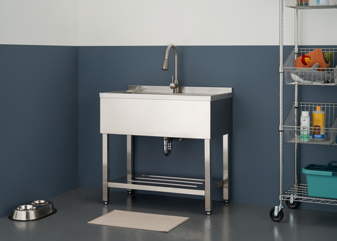 Large, Versatile Sink with Pull-Out Faucet