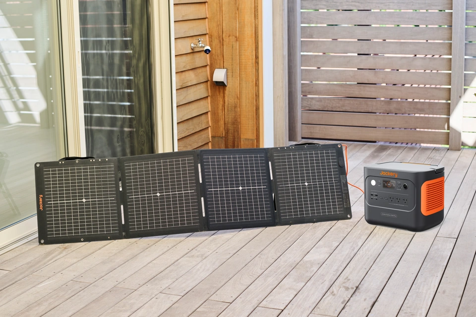 Solar Generator 1000 Plus Kit Lifesyle