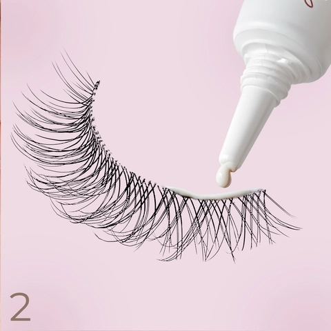 2. Apply KISS lash adhesive along lash band; Wait 30 seconds for adhesive to get tacky.