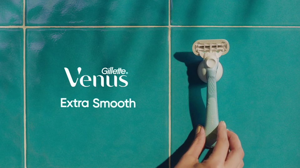 thumbnail video image 2 of Venus Extra Smooth Women's Razor Blade Refills, 4 Count, 2 of 12