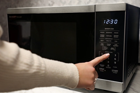 1.4 cu. ft. Family-Size Countertop Microwave Oven (SMC1464HS)