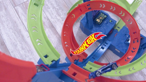 Hot Wheels Action Spiral Speed Crash Track Set, Tall Motorized Track Set  with 3 Crash Zones, Includes 1 Toy Car