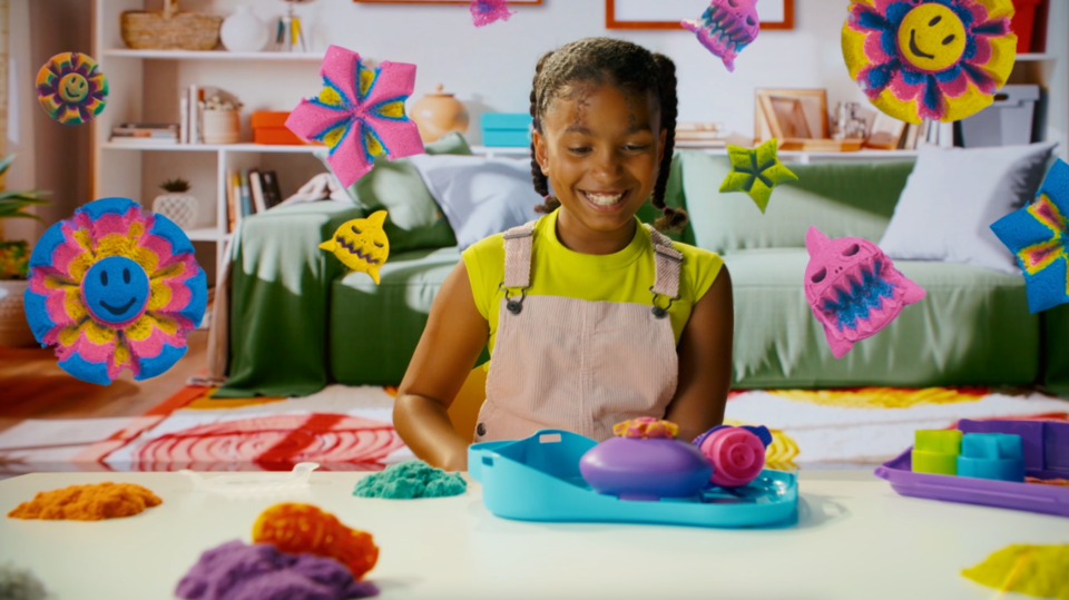 Kinetic Sand SquishMotion Playset with 1lb Colored Kinetic Sand