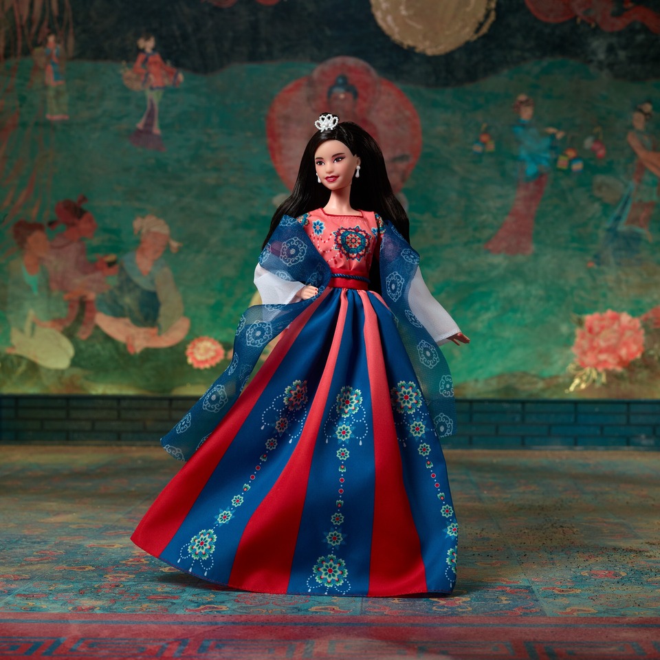  Barbie Signature Doll, Lunar New Year Collectible in  Traditional Hanfu Robe with Chinese Prints, Displayable Packaging : Toys &  Games