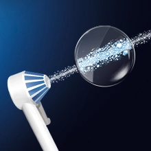 Canule OxyJet lib&#233;rant des microbulles pour attaquer les bact&#233;ries de la plaque dentaire.