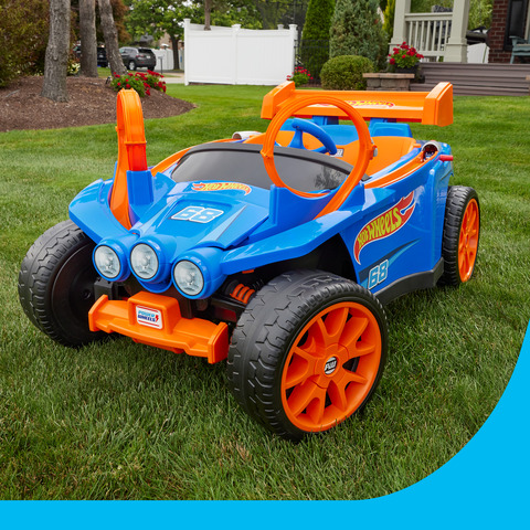 12V Power Wheels Hot Wheels Racer Battery Powered Ride On and Vehicle Playset with 5 Toy Cars