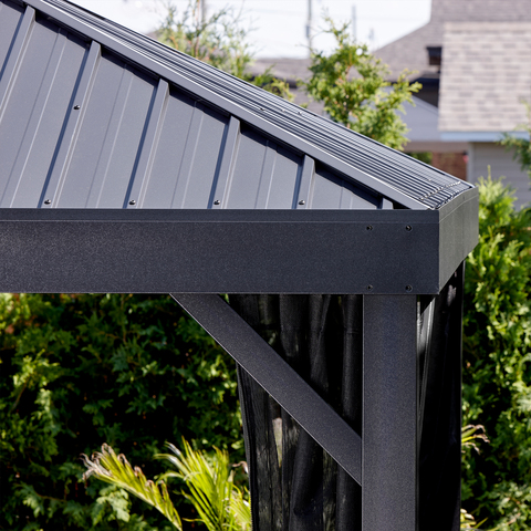 Roof corner with screens attached