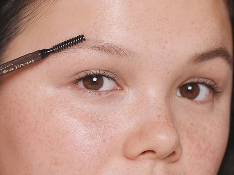 Revlon ColorStay Mikro-Eyebrow-Stift – Wasserfest, Mittelbraun – Mit Arganöl